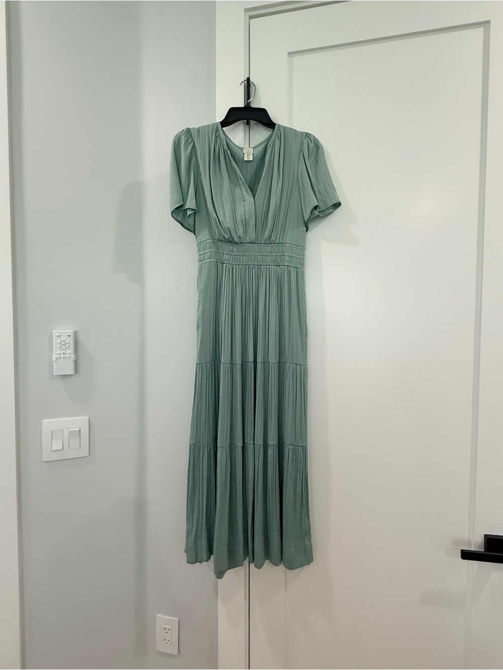 Joie Women’s Sage Green short sleeve V-Neck Tiered Maxi Dress Medium